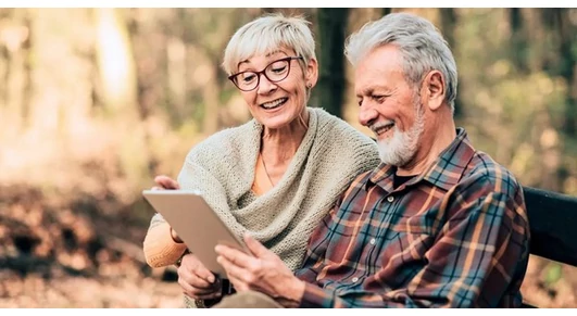 Nyugodt utazás időskorban: tippek a zökkenőmentes tömegközlekedéshez