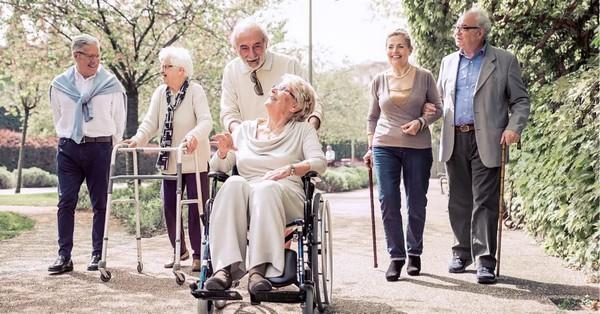 Bár keveset beszélünk róla, az idősek egyik leggyakoribb utazással kapcsolatos szorongása nem a zsúfolt busz, nem az időjárás, hanem a mellékhelyiség hiánya. 