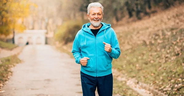 Tudatos séta a jobb közérzetért! A tempóváltás fokozza a kalóriaégetést és erősíti a medencefenék izmait. Figyeljen a helyes testtartásra és a légzésre!