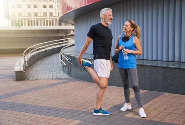 Sport közben jelentkező inkontinencia? Tudja meg, mi okozza, hogyan előzhető meg, és mely sportok segítenek a medence és a fenék izmainak erősítésében.